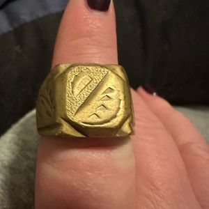 Men’s signet / pinky ring